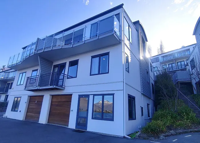 Fantastic Views! The Point Apartment